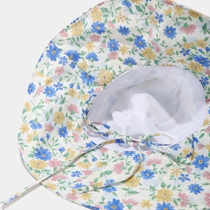 Vue détaillée du chapeau de soleil floral avec coutures fines et motifs de fleurs pastel