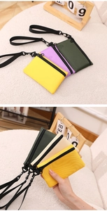 Vue détaillée de porte-monnaie colorés en nylon avec dragonnes et fermeture éclair