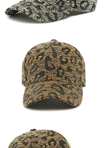 Dettaglio del cappellino baseball leopardato con trama increspata e visiera ricurva