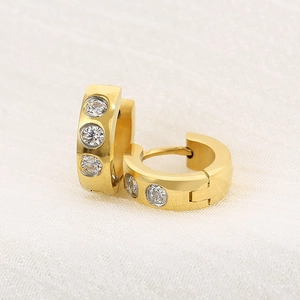 Macro di orecchini a cerchio placcati oro 18K con tre pietre di zircone trasparente