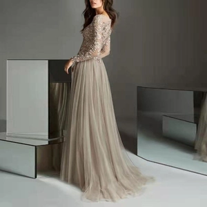 Robe de soirée élégante en dentelle champagne à manches longues et jupe en tulle