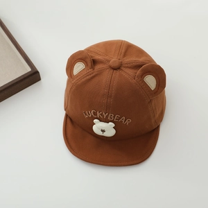 Détail du chapeau bébé avec oreilles d'ours 3D et broderie Luckybear en brun foncé