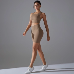 Vista dettagliata del set reggiseno sportivo e pantaloncini yoga beige a vita alta