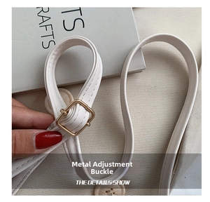 Détail de la bandoulière réglable avec une boucle en métal doré de qualité supérieure