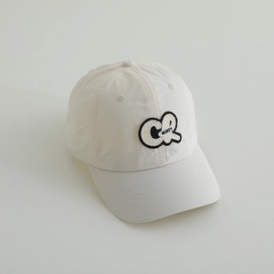 Vue détaillée de la casquette beige avec trous de ventilation laser et broderie logo