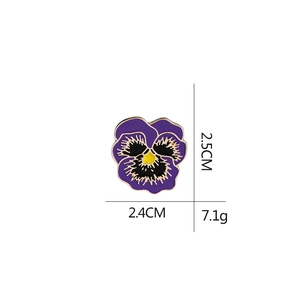 Macro de la broche pensée violette avec dimensions 2,5 cm par 2,4 cm et poids de 7,1 g