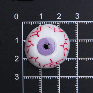 Vue macro d'un œil en résine violette de 2cm avec veines rouges pour bricolage Halloween