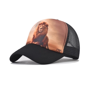 Gorra trucker de malla negra con estampado de león HD y visera curva unisex