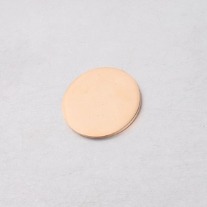 Gros plan d'un pendentif disque rond en acier inoxydable pour gravure de bijoux personnalisés