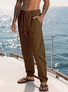 Dettaglio dei pantaloni casual marroni da uomo con coulisse in vita su uno yacht
