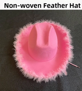 Vista detallada del sombrero vaquero rosa con borde de plumas blancas y cordón