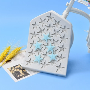 Stampo in silicone a stella con 26 lettere e stelle in resina blu su sfondo blu
