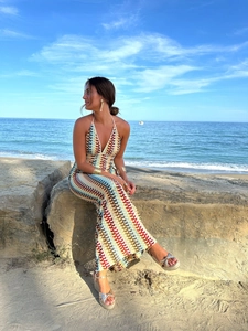 Gros plan sur la texture en tricot zigzag et le décolleté en V d'une robe de plage