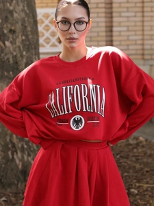 Dettaglio della felpa rossa oversize California con morbida texture in maglia pile