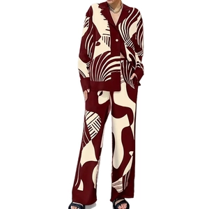 Détail d'un élégant ensemble deux pièces bordeaux et beige avec imprimé abstrait