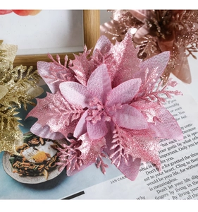 Primer plano de flor de pascua rosa con purpurina y pétalos de malla para árbol de Navidad