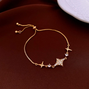 Dettaglio della chiusura regolabile a scorrimento su bracciale stella in oro e zirconi