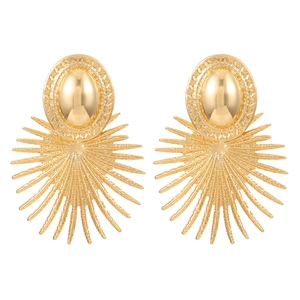 Boucles d'oreilles pendantes dorées en éventail avec motifs plumes et soleil géométriques