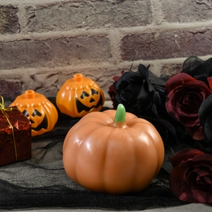 Candela realistica a forma di zucca arancione su rete nera per Halloween