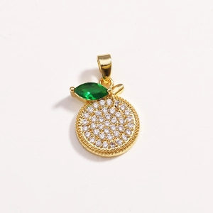 Dettaglio macro del ciondolo a mela dorata con foglia verde e pietre in zirconia