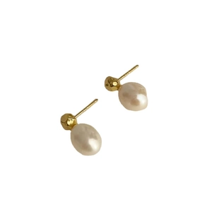 Elegant S925 sterling silver freshwater pearl stud earrings with gold accents