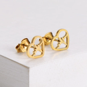 Boucles d'oreilles cœur en or minimalistes avec motif ECG sur socle géométrique blanc