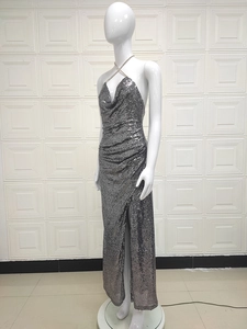 Vue détaillée d'une robe de soirée à paillettes argentées avec licou et fente haute