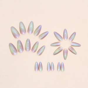 Lange mandelförmige Kunstnägel mit Polarlicht-Katzenaugeneffekt und Glitzerschimmer