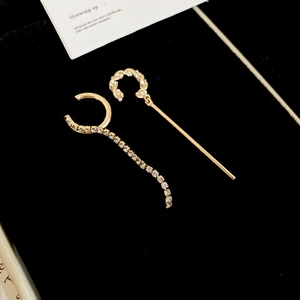 Détail de la manchette d'oreille asymétrique dorée avec chaînes zircon et perles