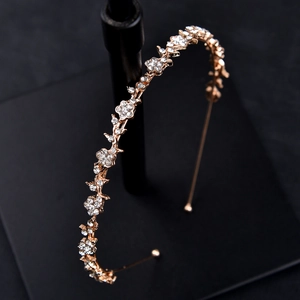 Serre-tête de mariée élégant en or rose avec fleurs de cristal sur support noir
