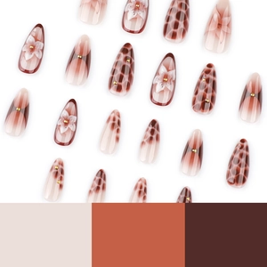 Faux ongles adhésifs avec texture marbre, fleurs 3D et perles dorées aux tons terreux