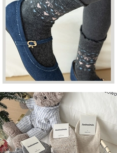 Dettaglio calze natalizie in lana con motivo renne e scarpe Mary Jane blu
