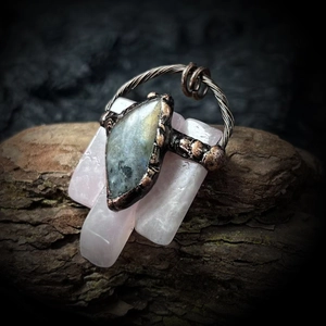Detailed wire-wrapped vintage copper ring featuring labradorite stone on natural bark