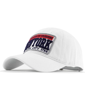 Casquette de baseball en coton blanc avec broderie New York bleue, vue de studio à 45°