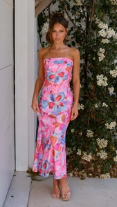 Dettaglio dell'abito midi in raso a fiori rosa con top a fascia senza schienale e vestibilità slim