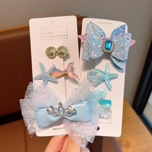 Détail d'un ensemble de barrettes océan avec queue de sirène bleue et motifs coquillages