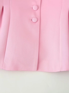 Dettaglio della trama del tessuto rosa e bottoni rivestiti in tessuto coordinati