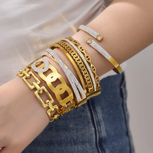 Luxuriöse goldene Hohlarmreifen mit Zirkonia-Akzenten im modischen Lagen-Look für Damen