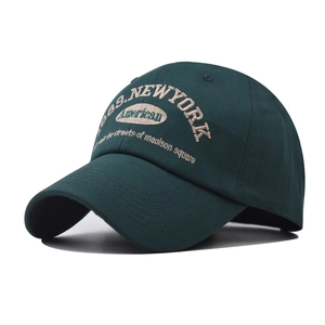 Détail de la broderie 3D 1989 New York sur une casquette de baseball en coton vert foncé