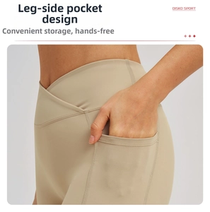 Détail du legging de yoga kaki avec taille croisée et poches latérales pour téléphone