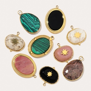 Pendentif géométrique en acier titane avec pierre naturelle et détail étoile dorée