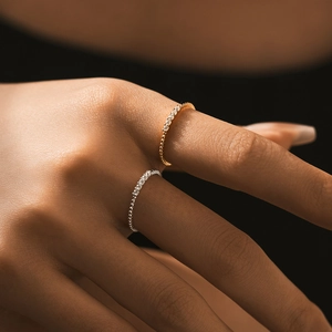 Anelli minimalisti in argento s925 oro e argento indossati dalle dita modella