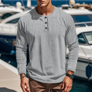 Detailstruktur des grauen Slim-Fit-Henley-Shirts mit gerippter Knopfleiste