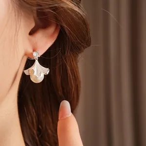 Boucles d'oreilles feuilles de ginkgo argentées avec perle et zircon, style rétro chic