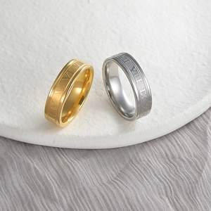 Primer plano de anillos punk de titanio de 6mm oro y plata con números romanos