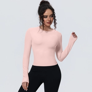 Détail du haut de yoga rose à manches longues, tissu respirant et coupe ajustée cintrée