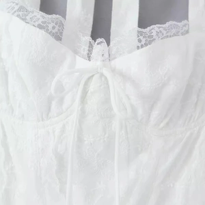 Robe dos nu en dentelle blanche avec broderie florale et détails de corset à nœud