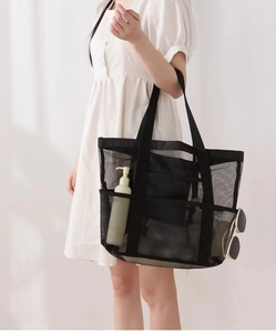Detailansicht einer schwarzen Netztasche mit Außentaschen für Flaschen und Sonnenbrillen