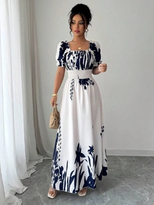 Détail de l'imprimé floral bleu marine sur robe longue à manches bouffantes
