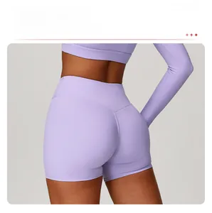Detailansicht der High-Waist-Yogashorts mit V-förmiger Naht für den Push-up-Effekt